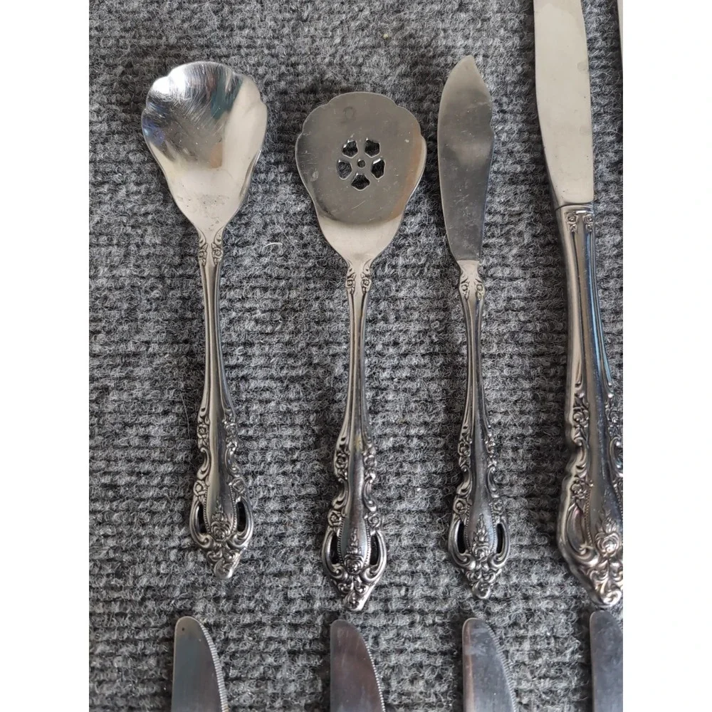 Silver Artistry Pattern by Community Silverplate 14 Pieces Butter Knives Serving